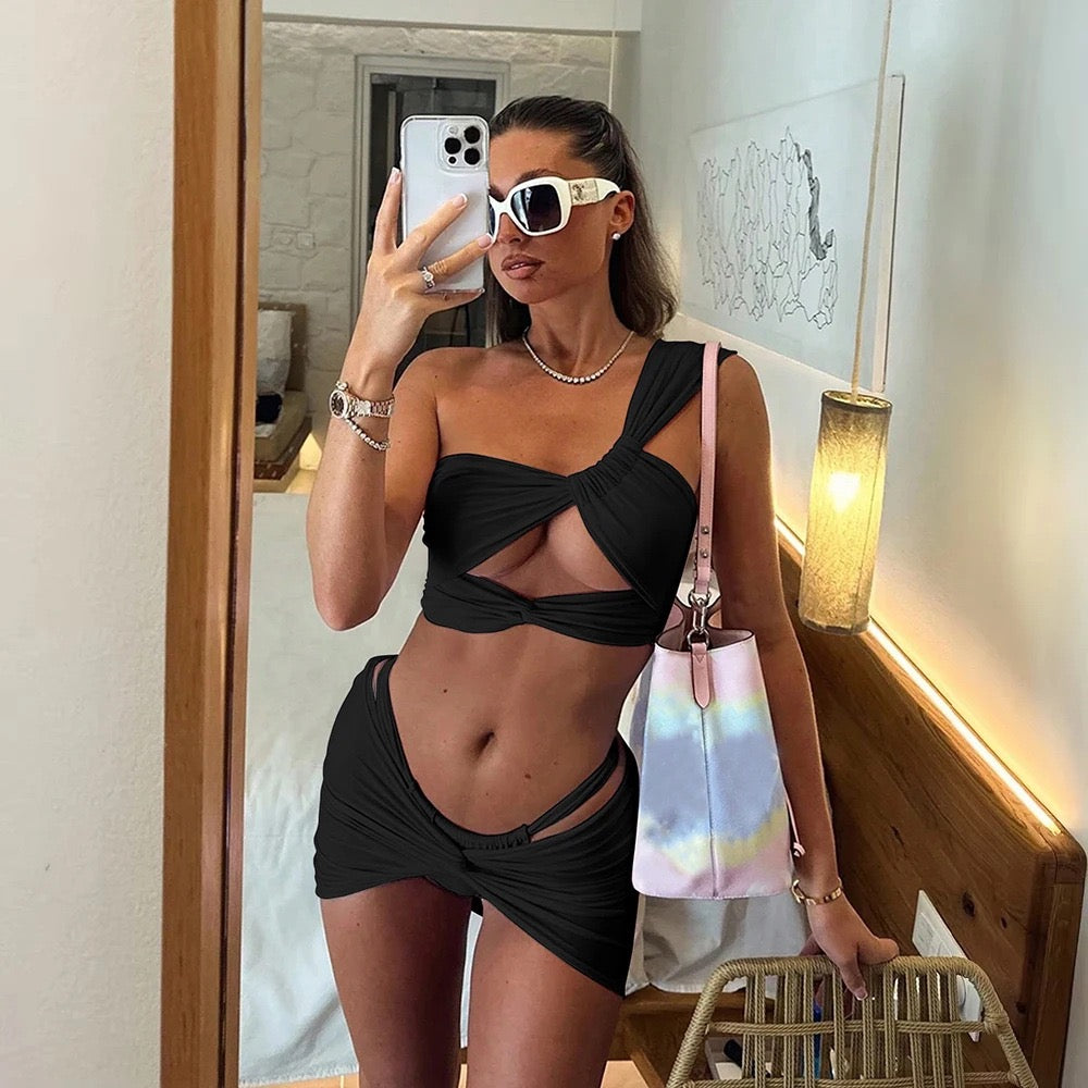 𝐒𝐞𝐱𝐲 𝟑 𝐏𝐢𝐞𝐜𝐞 𝐁𝐢𝐤𝐢𝐧𝐢